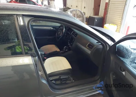 2016 Volkswagen Jetta 1.8T Sport z USA, uszkodzony, nr VIN 3VWD17AJ9GM302552